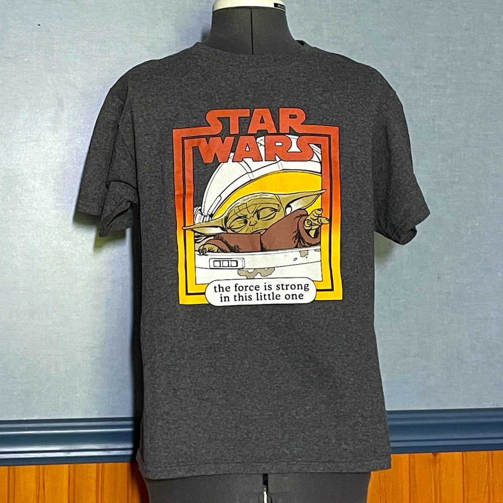 🔥3 for $15 Sale- EUC-Star Wars Mandalorian Grogu tee